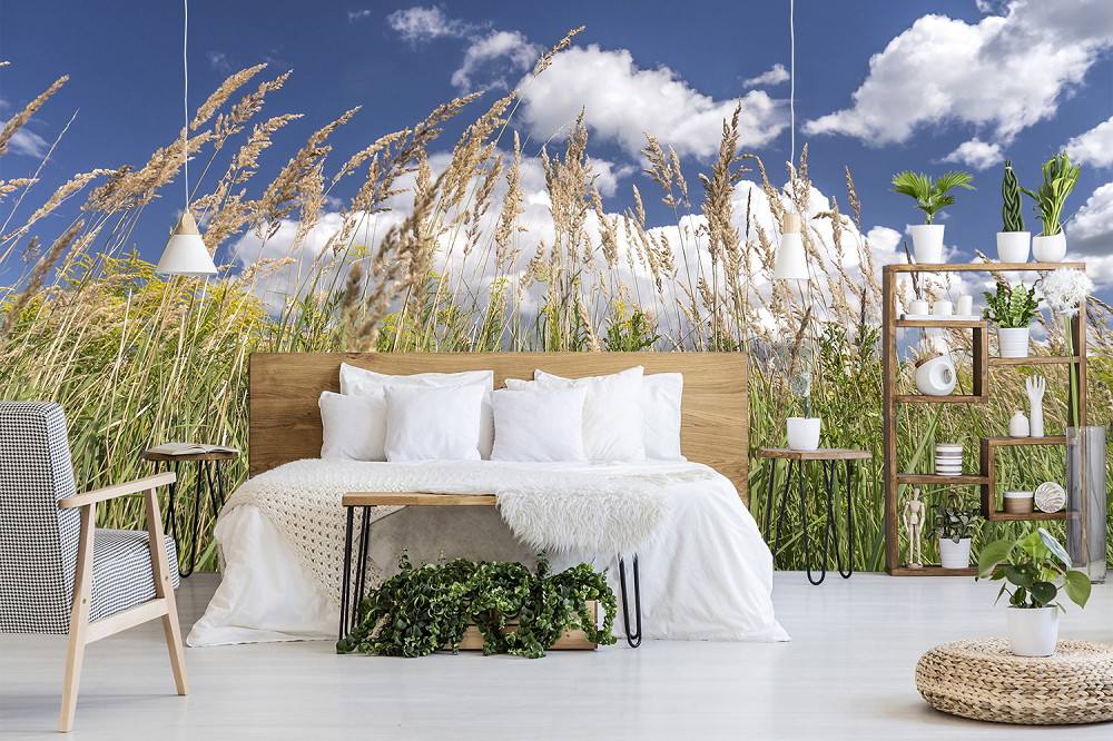 Fotobehang - Gezellige slaapkamer met een muur van grassen, omringd door planten en houten meubels