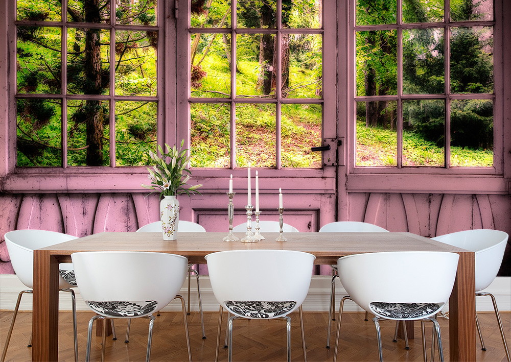 Fotomurale - Sala da pranzo con finestra rosa dall'aspetto rustico e paesaggio forestale verde sullo sfondo