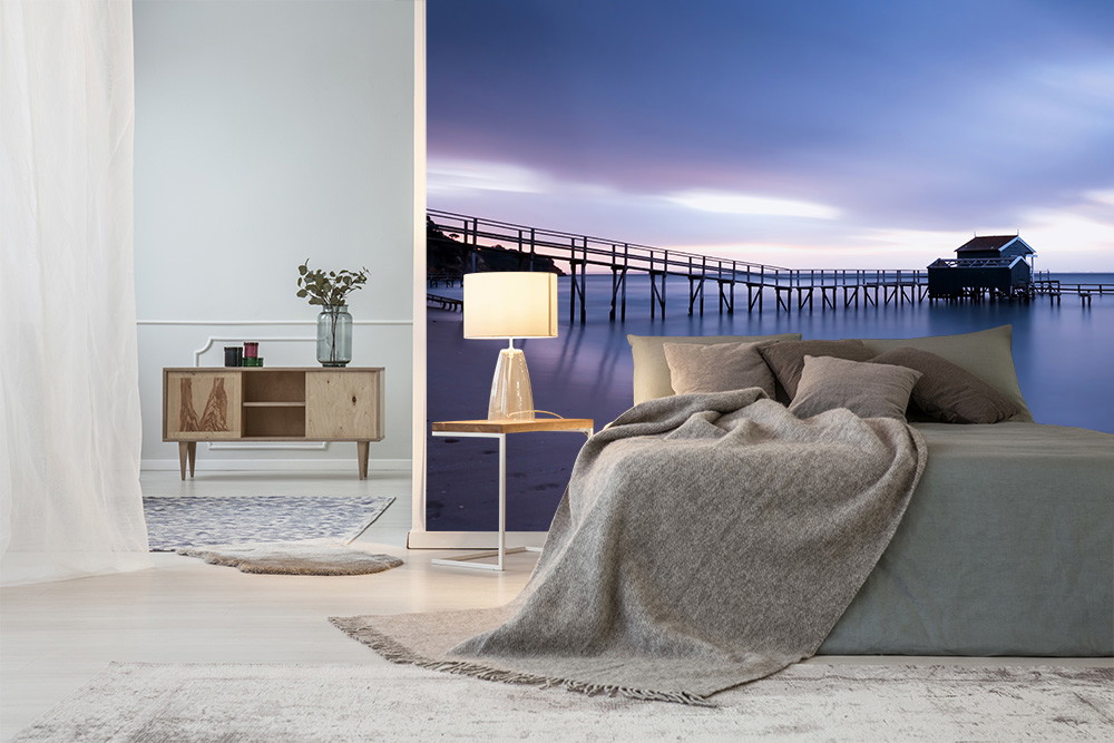 Fototapete - Elegantes Schlafzimmer mit Seebrückenmotiv bei Sonnenuntergang und stilvoller Einrichtung