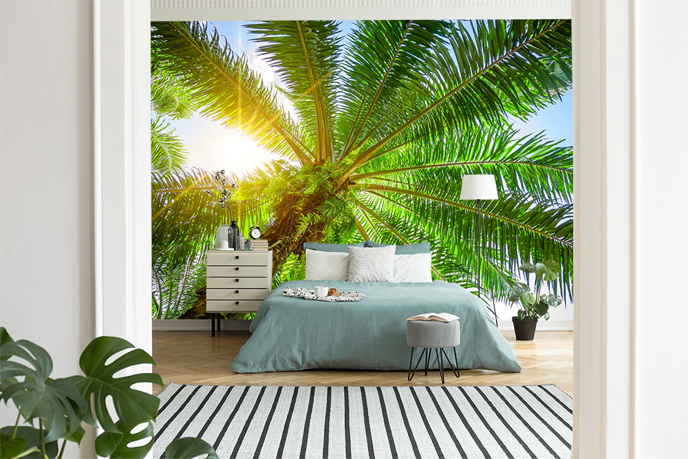 Fotobehang - Slaapkamer met palmenmotief, bed, nachtkastje en planten