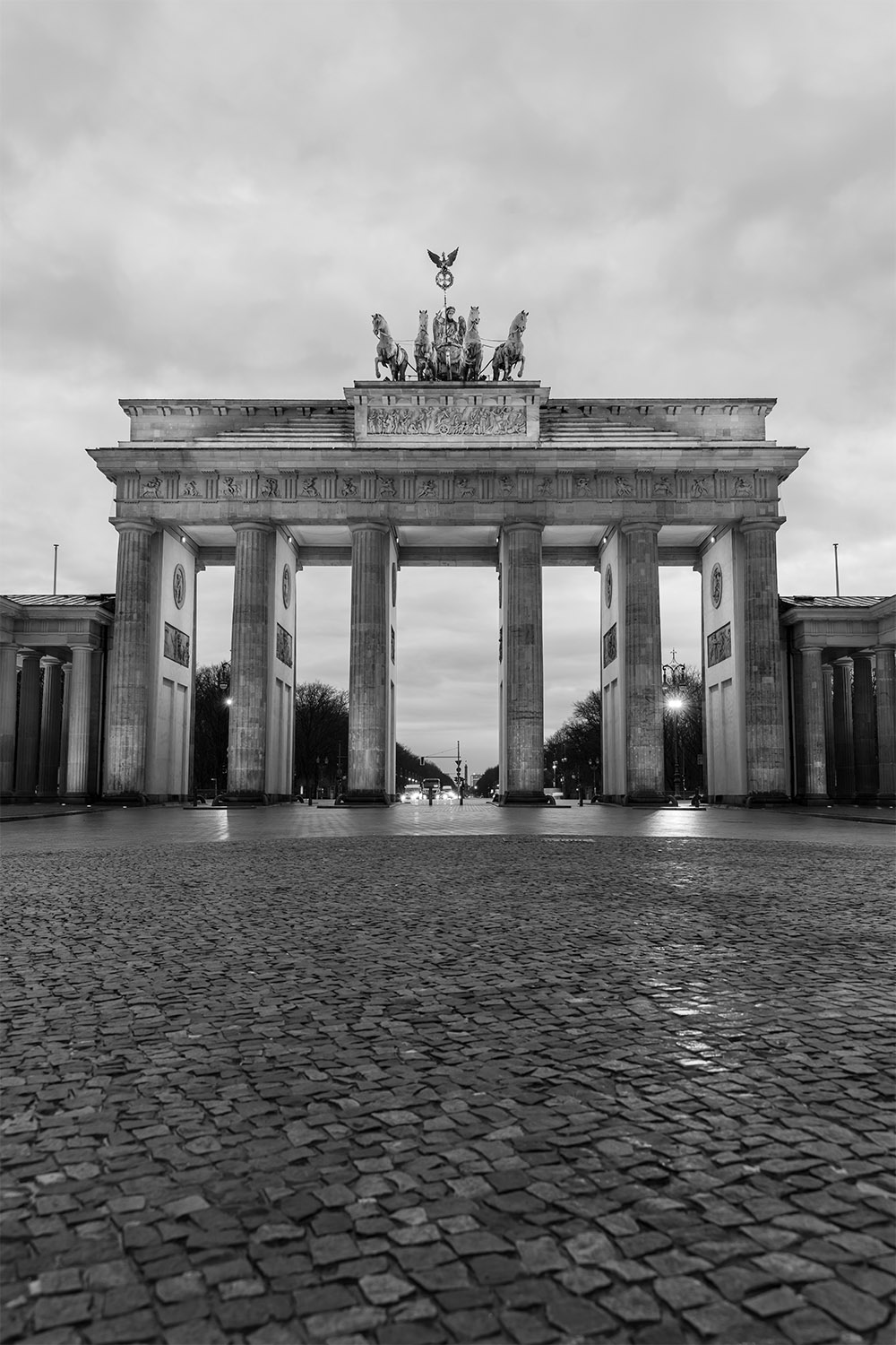 Fototapeta - Historyczna Brama Brandenburska w Berlinie w czerni i bieli