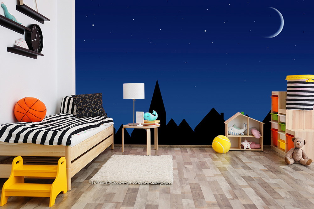 Fototapete - Gemütliches Kinderzimmer mit Bett, Spielzeug und Bergsilhouette vor einem sternenklaren Nachthimmel