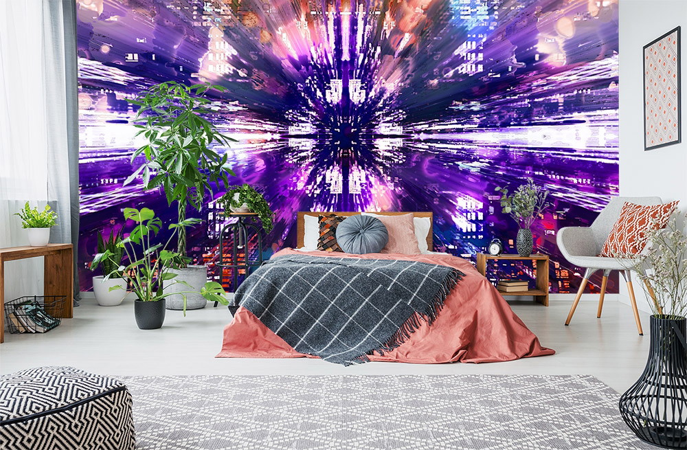 Fototapete - Schlafzimmer mit lebendiger, futuristischer Wandgestaltung in Blau und Violett, umgeben von modernen Möbeln und Pflanzen