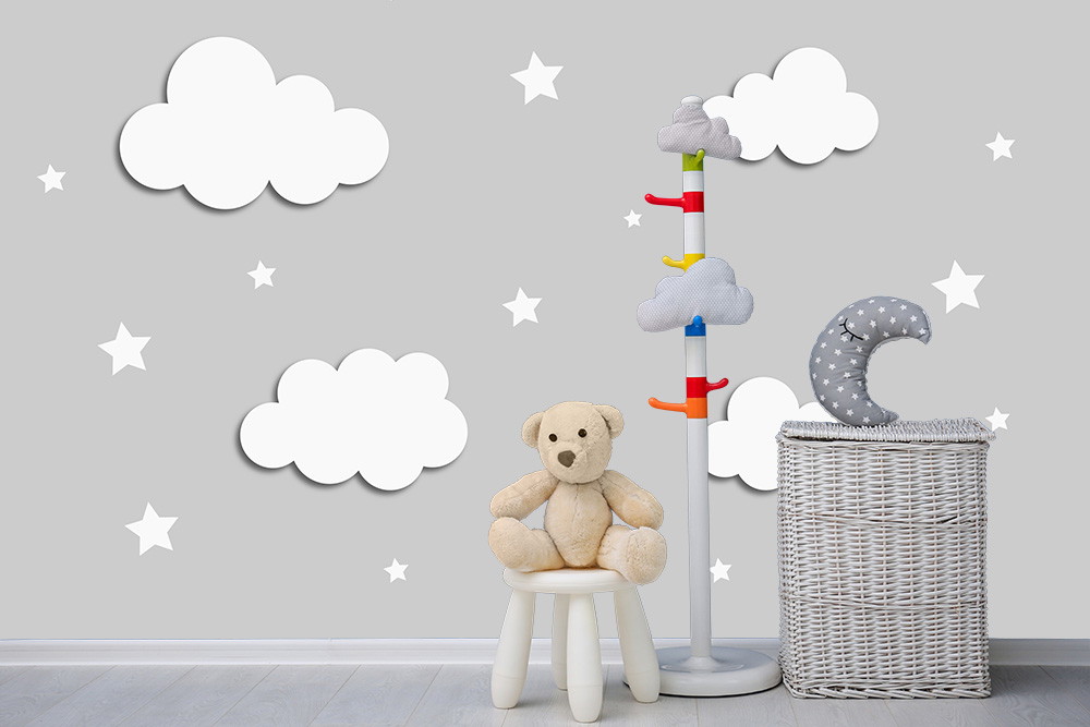 Papier peint photo - chambre d'enfant avec mur gris, nuages blancs, étoiles, peluche sur tabouret et décoration