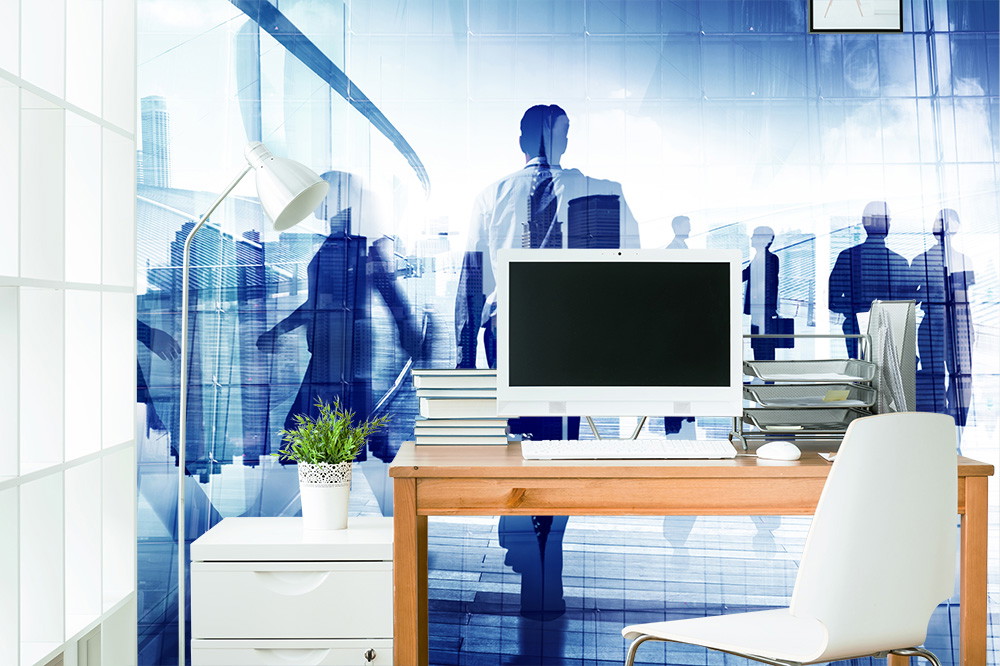Papier peint photo - bureau avec ordinateur, lampe et plante devant un motif de bureau avec silhouettes d'hommes d'affaires et vue de la ville