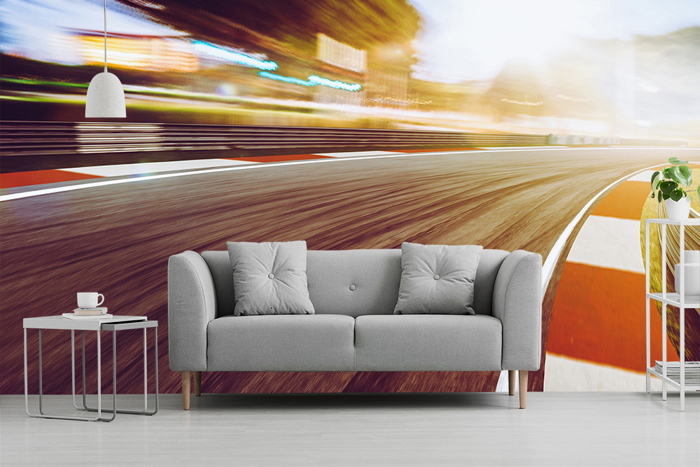 Fototapete - Wohnzimmer mit grauem Sofa vor einer dynamischen Rennstrecke mit verschwommenen Lichtern