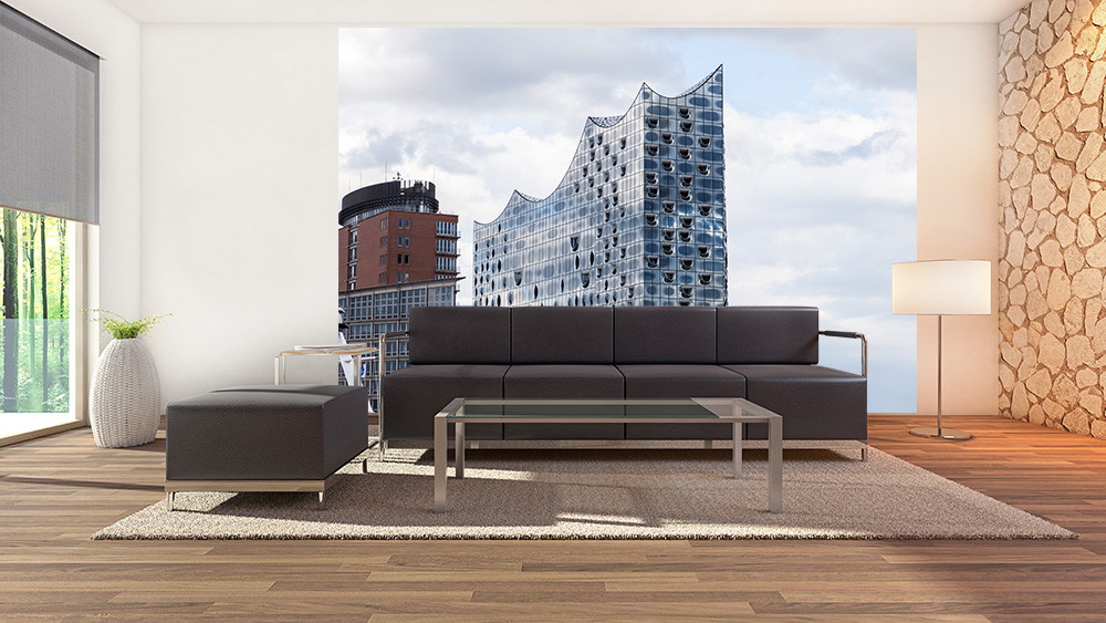 Fototapete - Elegantes Wohnzimmer mit beeindruckender Fototapete der Elbphilharmonie, die modernes Design betont