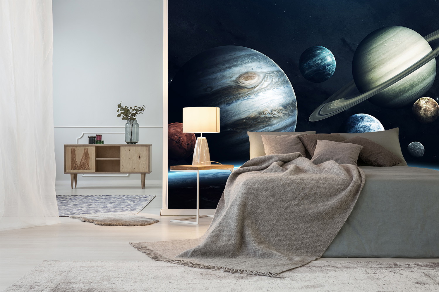 Fototapete - Modernes Schlafzimmer mit Weltraumtapisserie zeigt Planeten wie Jupiter und Saturn