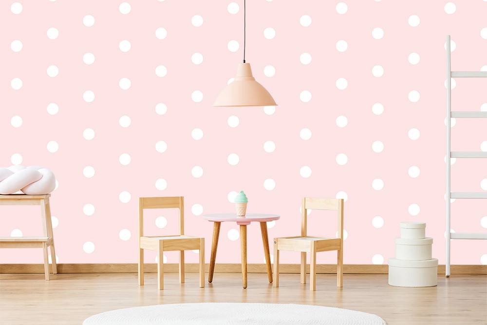 Muurschildering - Roze achtergrond met grote witte stippen, ideaal voor kinderkamers