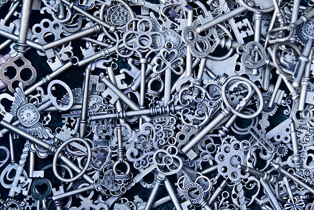 Fototapete - Ansammlung von verschiedenen Vintage-Schlüsseln in Metalloptik, dekorativ angeordnet