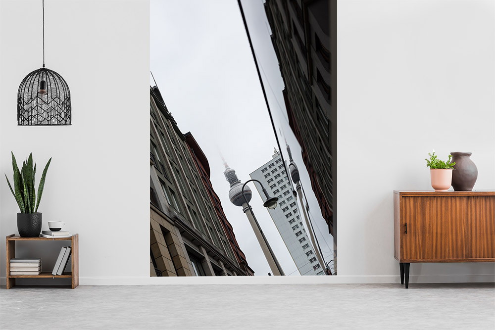 Fototapete - Blick auf moderne Gebäude und Fernsehturm, symbolisiert städtische Architektur und Urbanität.