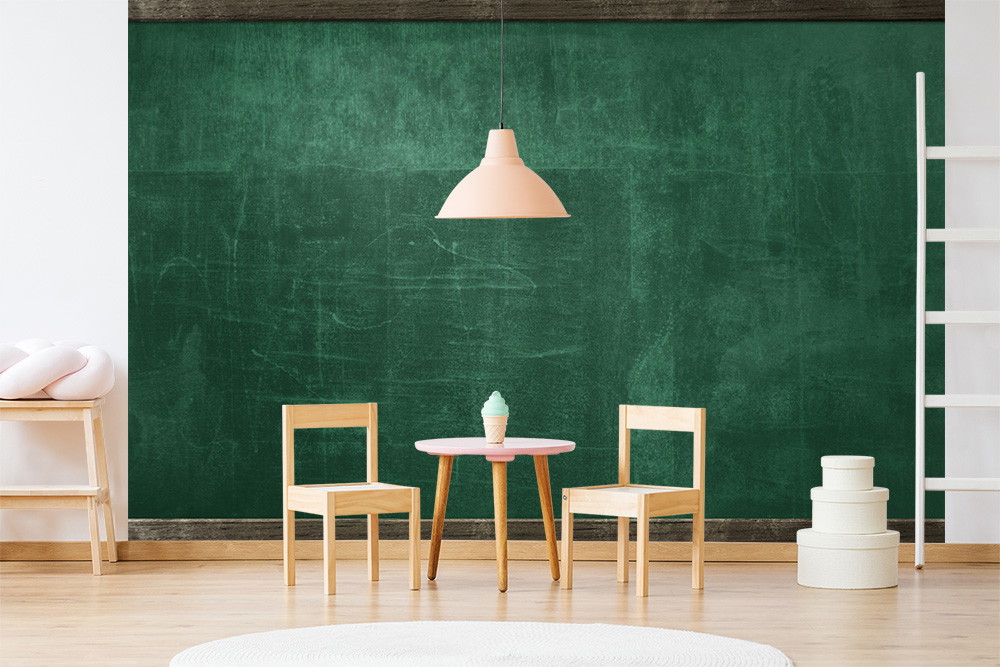 Fototapete - Kinderzimmer mit grüner Tafelwand, zwei Holzstühlen, einem kleinen Tisch und Dekor.