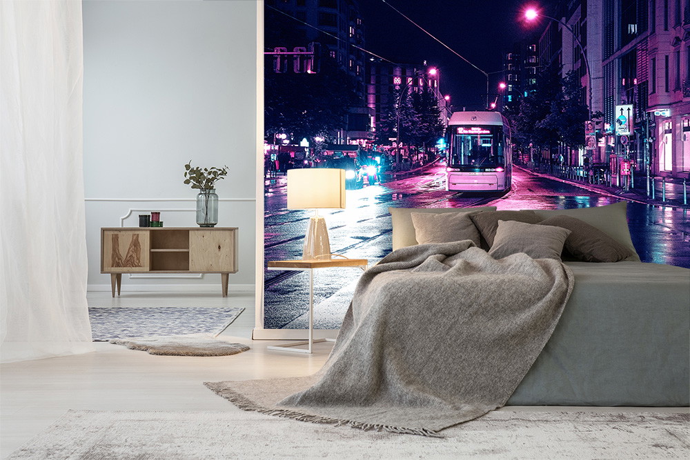 Fototapete - Schlafzimmer mit gemütlichem Bett und moderner Stadtansicht bei Nacht im Hintergrund