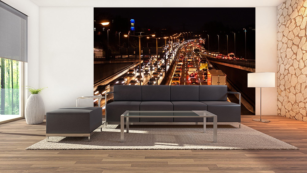 Fototapete - Ansicht eines nächtlichen Großstadtverkehrs mit vielen Autos auf einer Autobahn, integriert in ein modernes Wohnzimmer