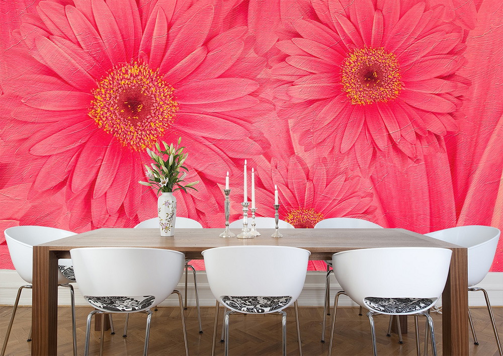 Fototapete - Esszimmer mit Tisch und Stühlen vor einer Wand mit großem rosa Blumenmuster