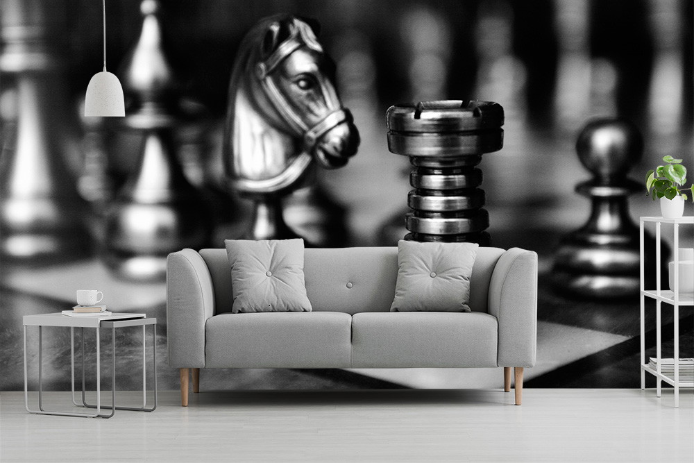 Fototapete - Detailansicht von Schachfiguren als stilvolles Wohnaccessoire hinter grauem Sofa