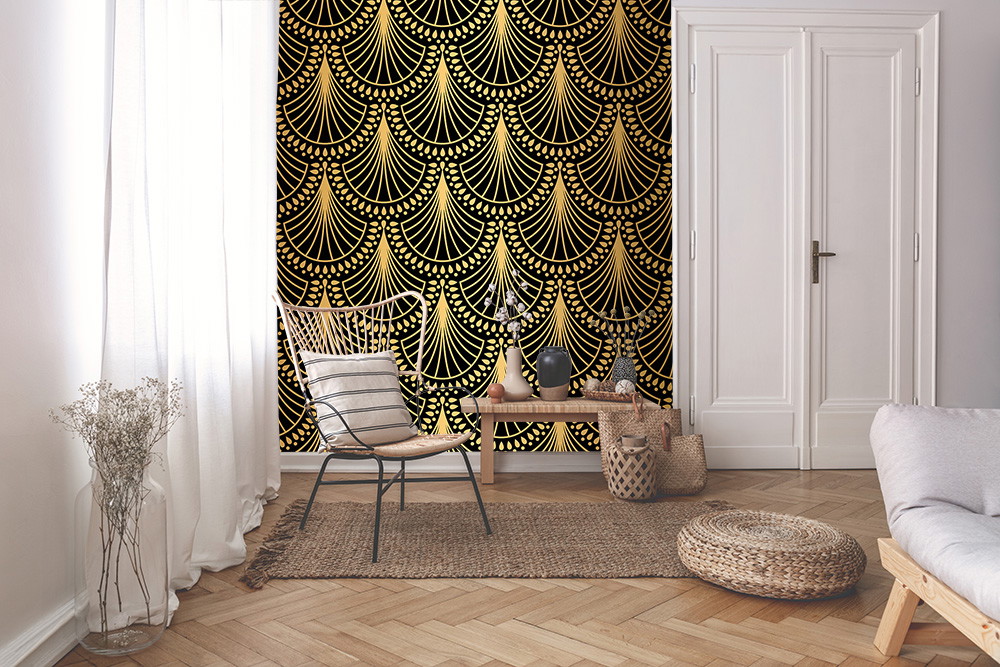 Fototapete - Wohnzimmer mit Art Deco-Fototapete in Schwarz und Gold, dekoriert mit minimalistischen Möbeln