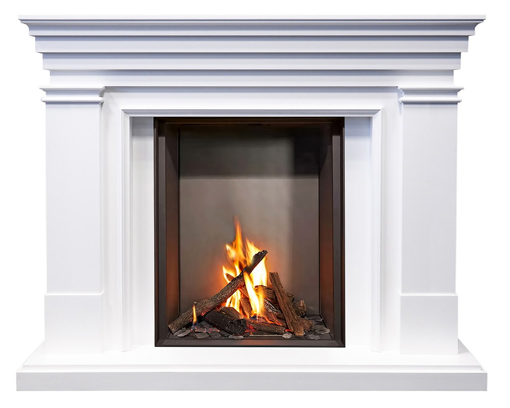Fototapete - Ein klassischer weißer Kamin mit einem gemütlichen, brennenden Feuer aus Holzscheiten