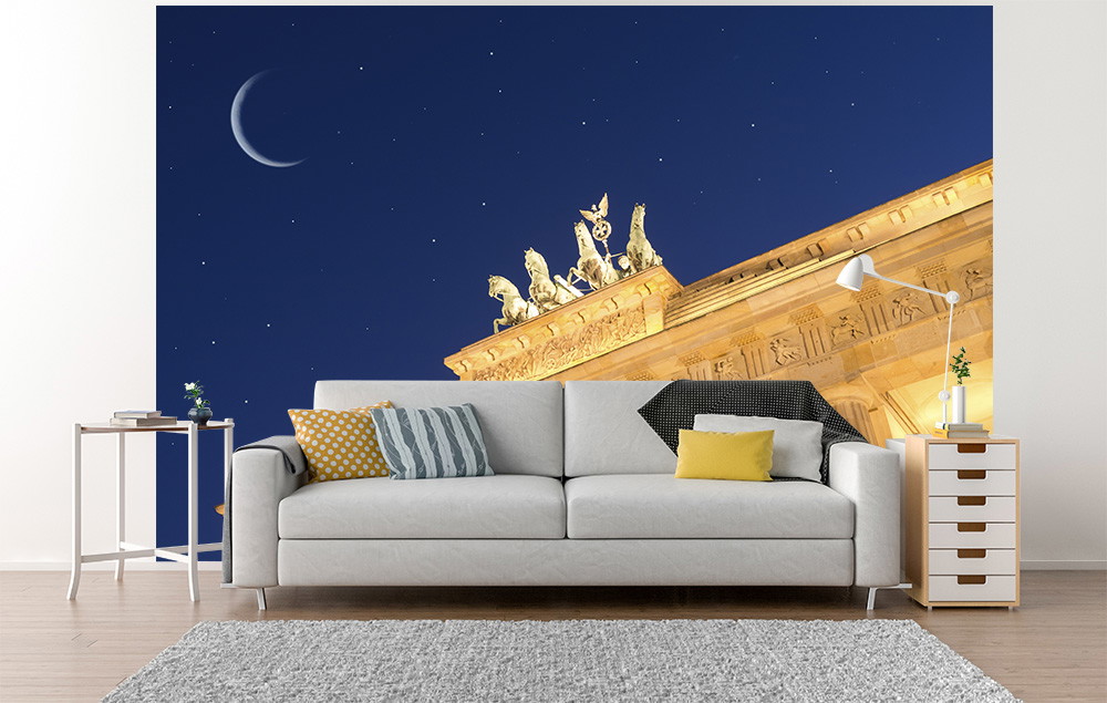 Fototapete - Eleganter Wohnraum mit einer Fototapete, die einen klaren Nachthimmel mit Sternen und Mond zeigt, ergänzt durch ein prächtiges Bauwerk
