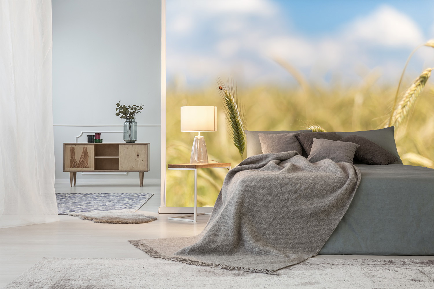 Fototapete - Modernes Schlafzimmer mit Naturmotiv, Bett mit grauer Decke, Holzkommode und dekorativer Lampe