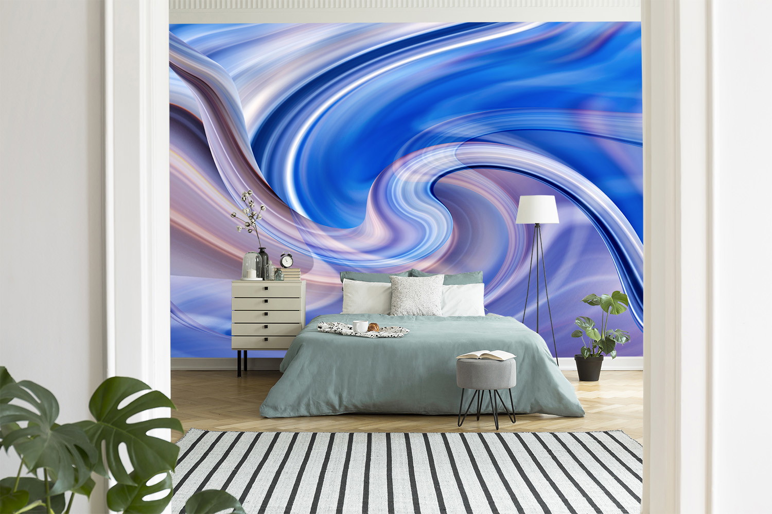 Fototapete - Künstlerisches, blau-violettes Wirbelmuster als Wanddekoration in einem stilvoll eingerichteten Schlafzimmer