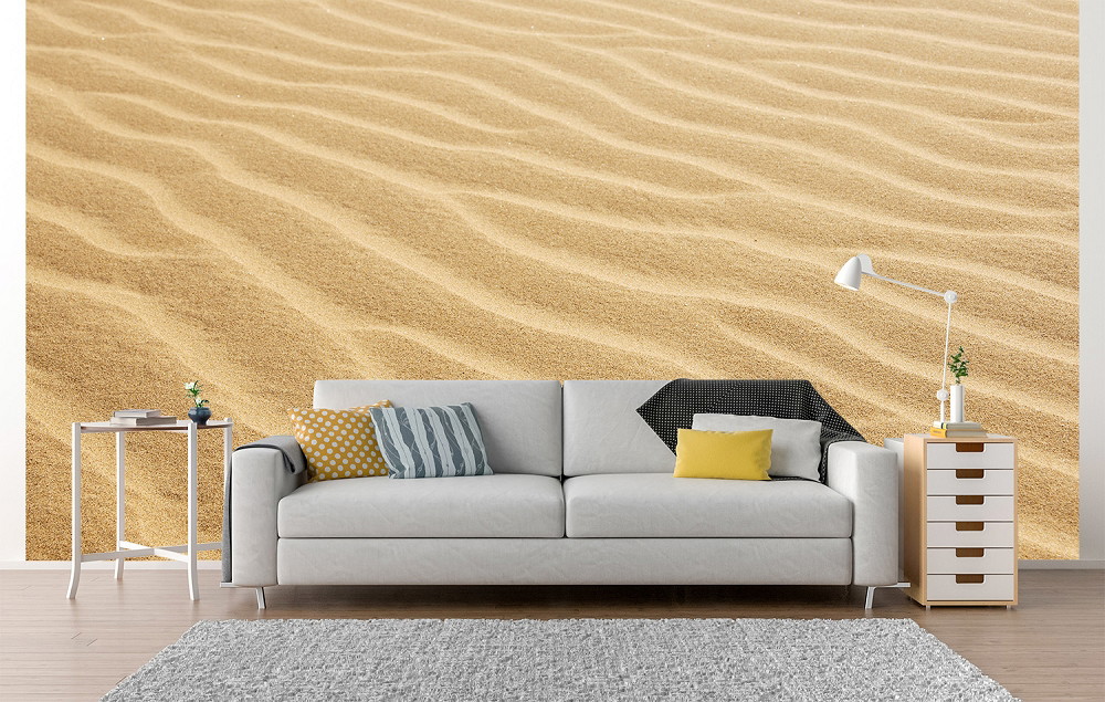Fototapete - Sanddünen-Muster hinter einem modernen Sofa im Wohnzimmer, dekoriert mit Kissen und einem Beistelltisch