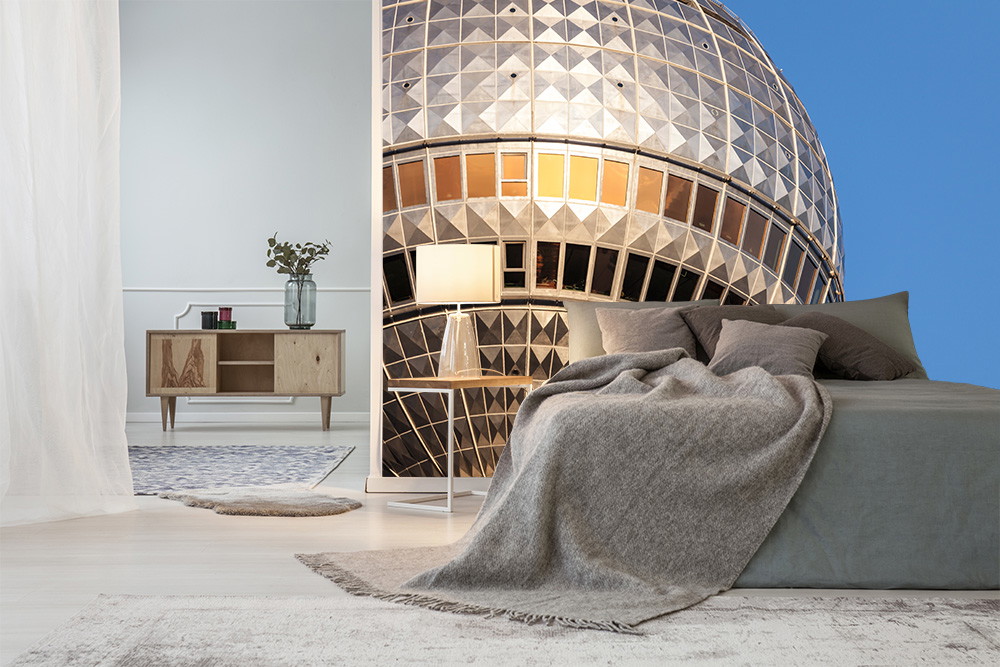 Fototapete - Gemütliches Schlafzimmer mit vorderem Bett und großer architektonischer Struktur im Hintergrund