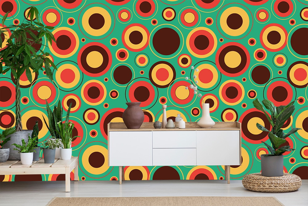 Fototapete - Bunte Kreismuster im Retro-Stil hinter einem Sideboard mit Zimmerpflanzen im Wohnzimmer