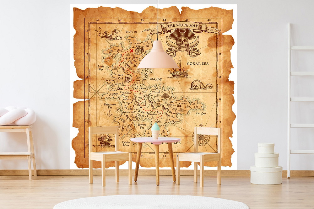 Papier peint photo - chambre d'enfant avec une grande carte au trésor de pirate sur le mur, décorée avec une table et deux chaises
