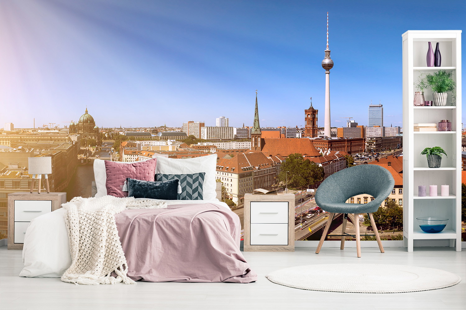 Fototapete - Schlafzimmer mit Aussicht auf die Berliner Skyline, inklusive Fernsehturm, integriert in die Raumgestaltung