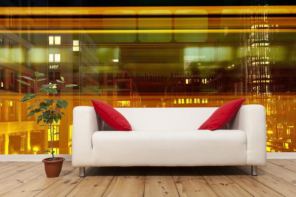 Fototapete - Modernes Wohnzimmer mit weißem Sofa und rotem Kissen, urbanes Nachtmotiv im Hintergrund mit gelber Lichtspur