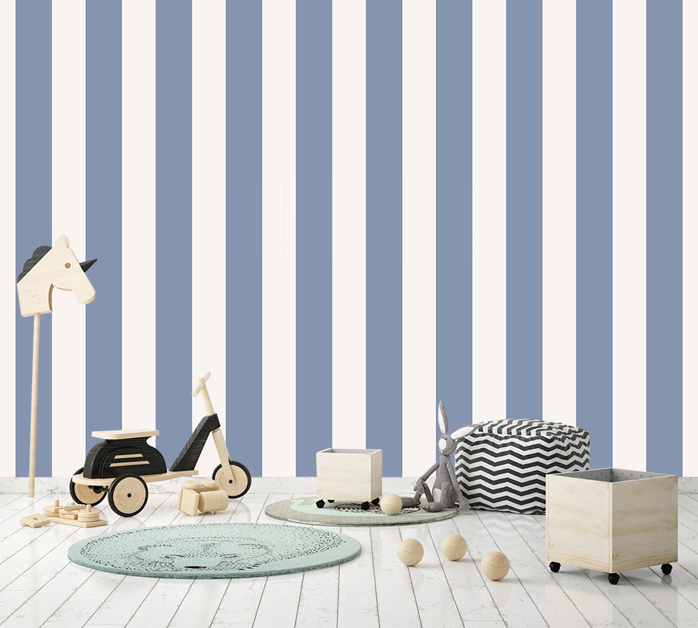 Fototapete - Kinderzimmer mit Spielzeug, Holzmöbeln und blau-weißer gestreifter Wand