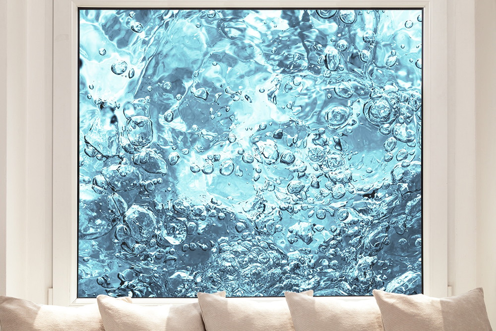 Fensterfolie - Nahaufnahme von sprudelndem Wasser mit Luftblasen, als Wanddekoration hinter einem Sofa