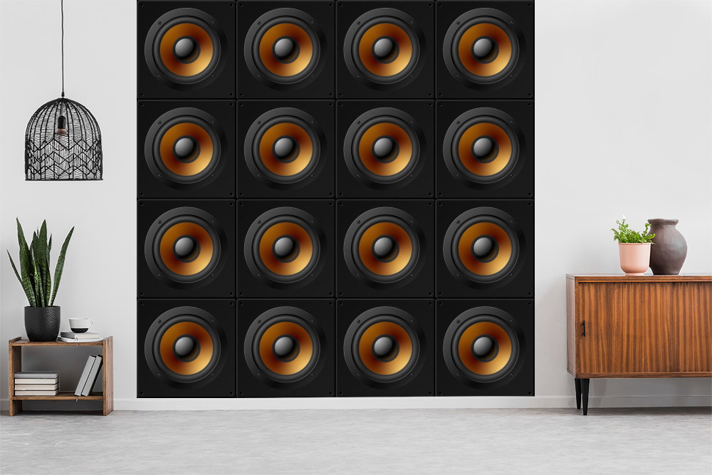 Fotomurale - Parete dal design moderno nel soggiorno, che presenta un motivo stilizzato di altoparlanti, circondato da decorazioni minimaliste e piante.