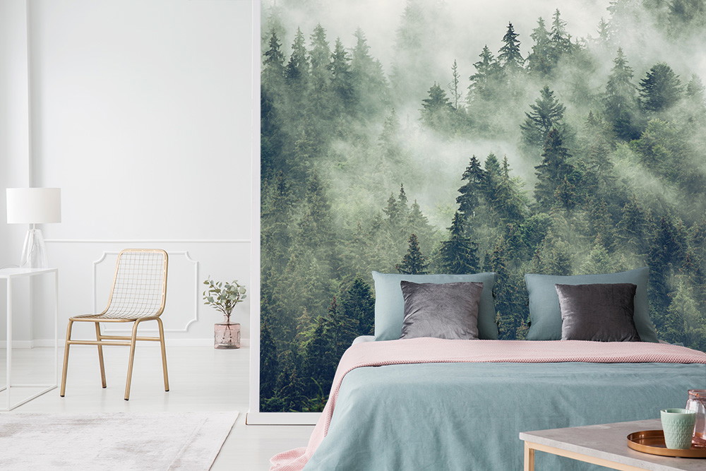 Papier peint photo - forêt mystique avec brume derrière un lit, combiné avec un mobilier de chambre à coucher moderne