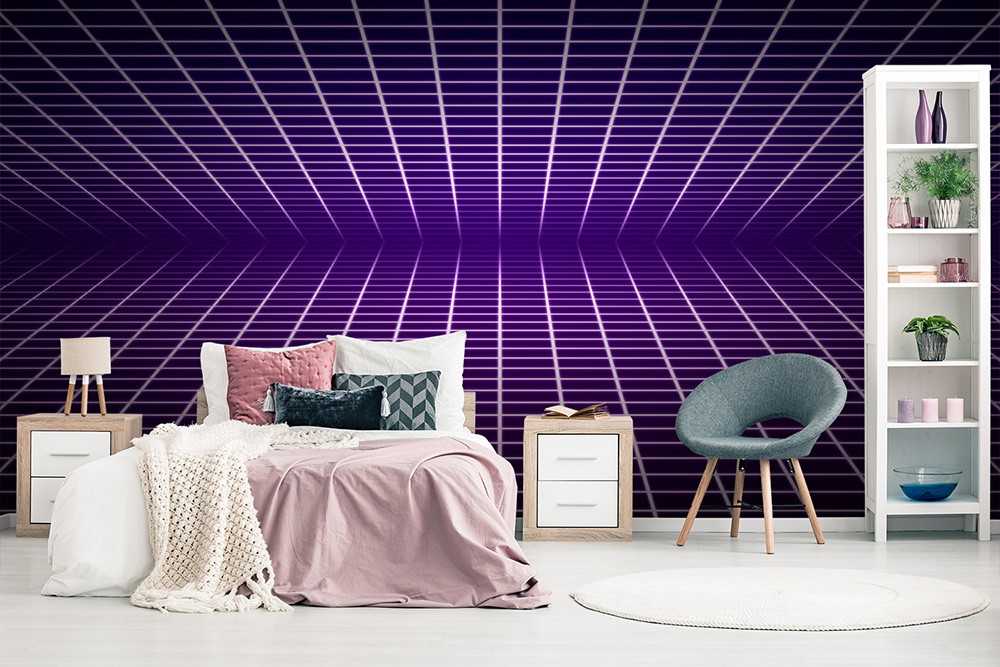 Fototapete - Schlafzimmer mit Bett, pastellfarbener Dekoration und futuristischer violetter Tapete mit geometrischem Muster