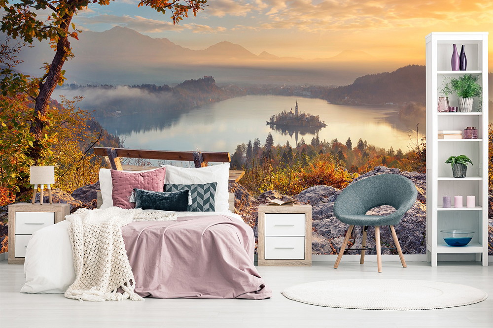 Fototapete - Schlafzimmer mit traumhafter Landschaft, See und Insel im Hintergrund