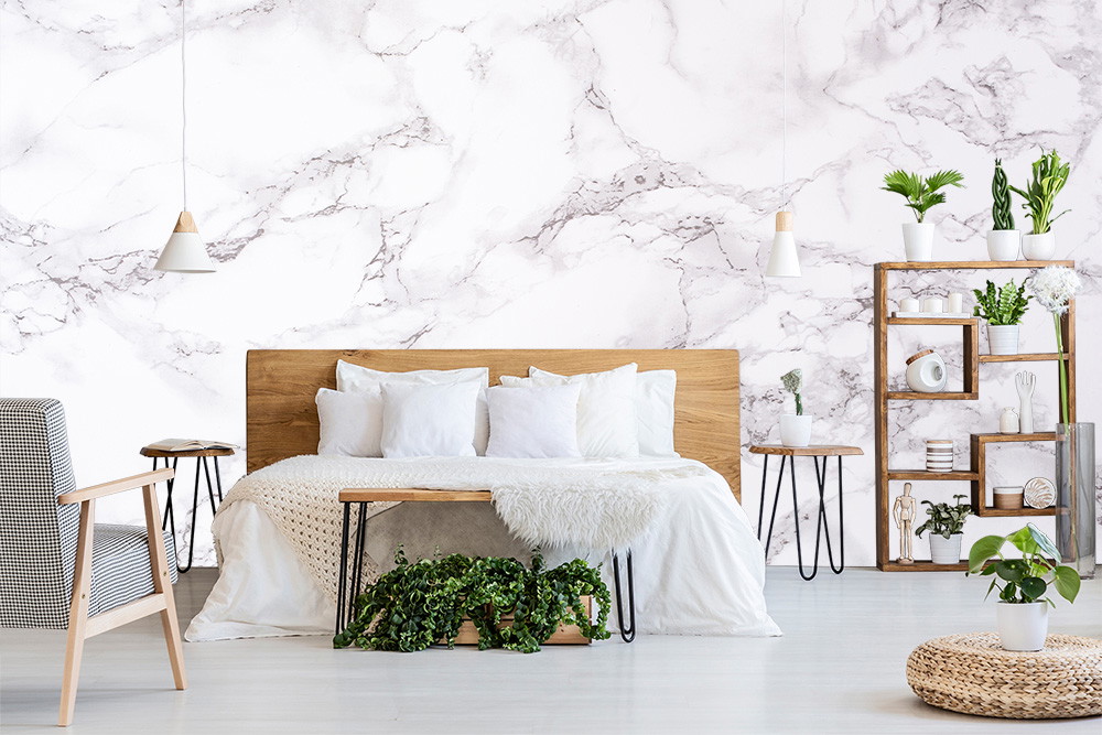 Fototapete - Modernes Schlafzimmer mit Marmor-Design-Wand, Holzbett, Dekoration und Pflanzen