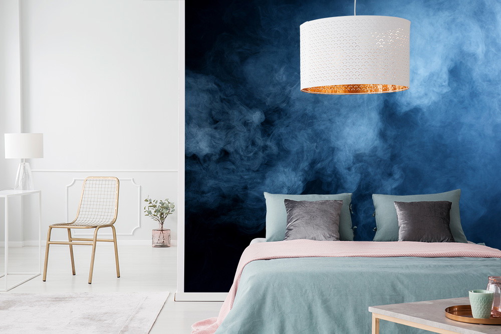 Fotomurale - Camera da letto moderna con Fotomurale, letto dai colori tenui e lampada a sospensione bianca