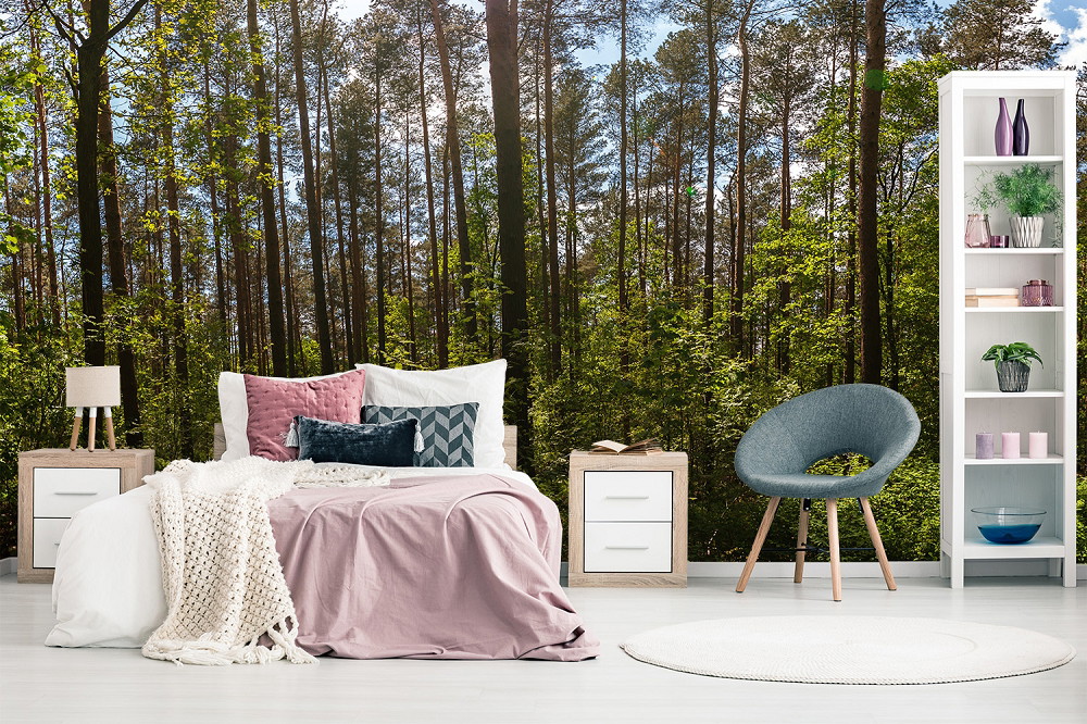 Fototapete - Schlafzimmer mit Waldmotiv, Bett, Nachttische und Regal