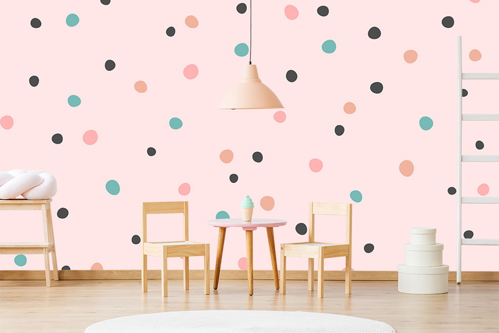 Fototapete - Kinderzimmer mit bunten Punkten auf der Wand, Holzmöbeln und verspielter Dekoration
