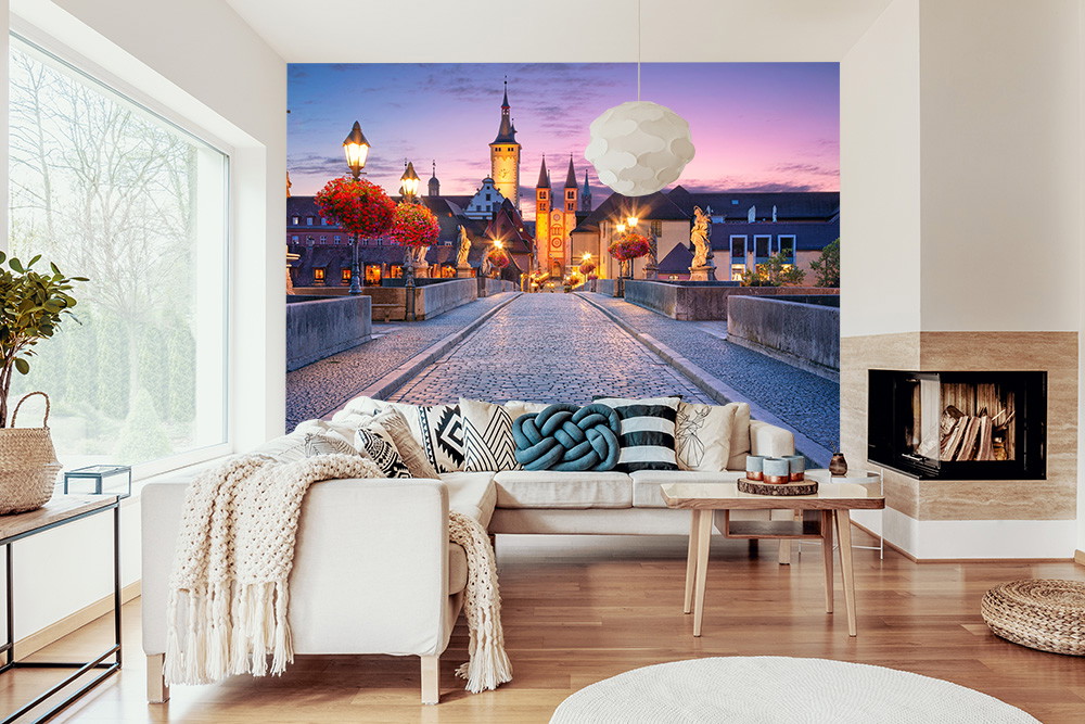 Fototapeta - Przytulny salon z fototapetą przedstawiającą krajobraz mostu wieczorem, otoczony klasycznym wystrojem wnętrz