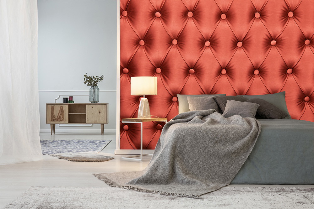 Fototapete - Modernes Schlafzimmer mit roter, gepolsterter Wand und stilvoller Einrichtung