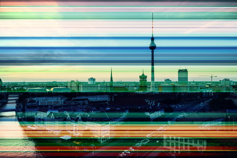 Fototapete - Künstlerische Darstellung von Berlin mit Fernsehturm, Architektur und horizontalen, farbigen Linien