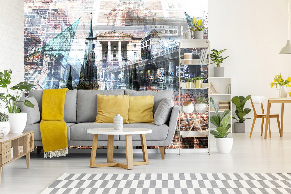 Fotobehang - Woonkamer met grijze bank, gele kussens en urban fotobehang op de achtergrond