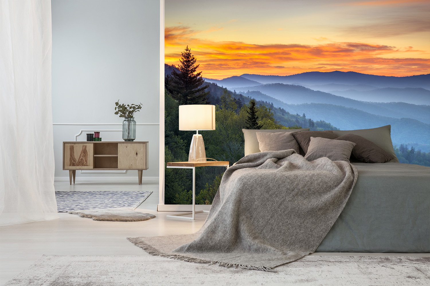 Papier peint photo - chambre à coucher au design élégant et papier peint d'un coucher de soleil sur un paysage de montagne