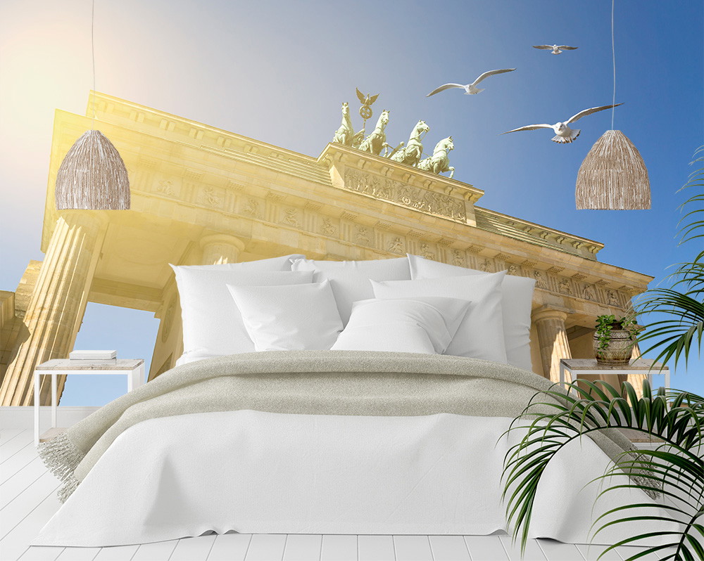 Fototapete - Schlafzimmer mit Dekoration und Brandenburger Tor als Hintergrundmotiv