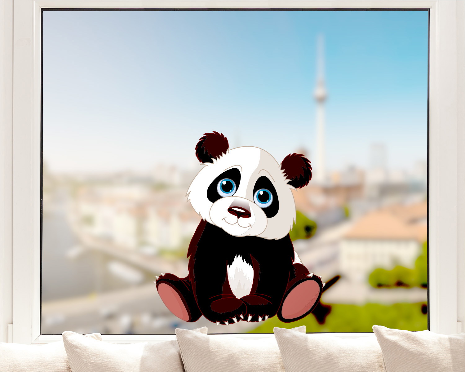 Fensterfolie - Niedlicher Panda mit blauen Augen auf einem Fenster vor einer unscharfen städtischen Kulisse
