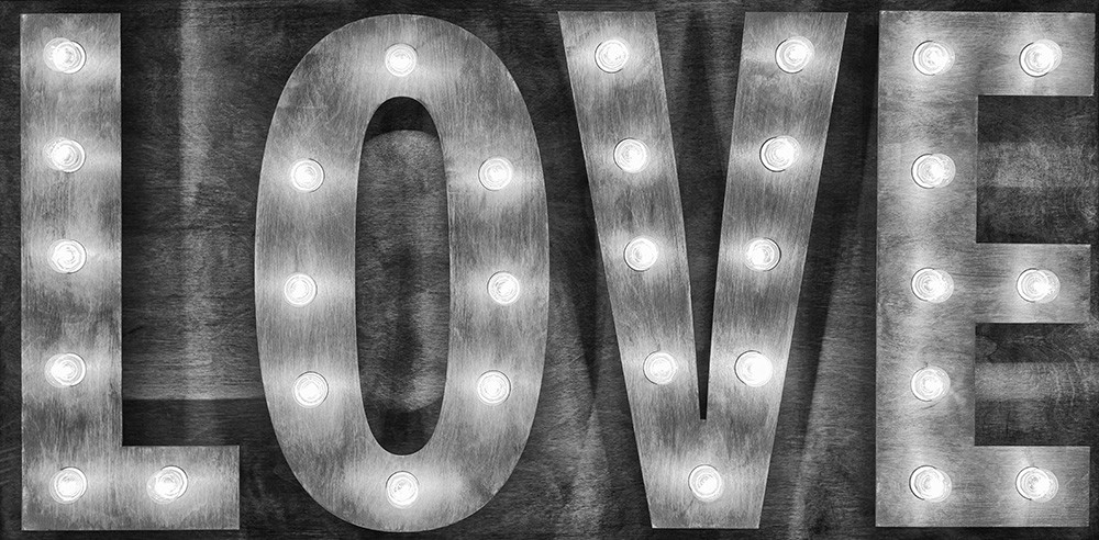 Papier peint photo - image en noir et blanc d'une inscription industrielle avec le mot 'LOVE' et des ampoules lumineuses