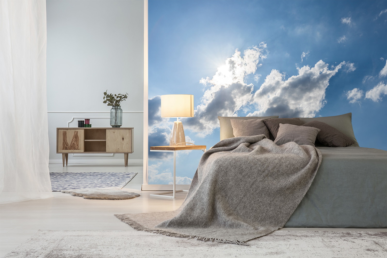 Fototapete - Schlafzimmer mit Tapete aus blauem Himmel und weißen Wolken, kombiniert mit gemütlichem Bett und moderner Einrichtung